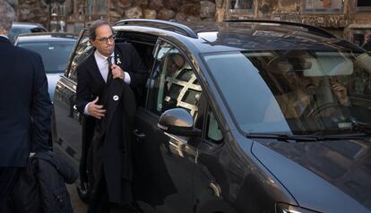 Quim Torra sortint del seu cotxe oficial.