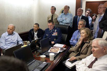 Foto del momento en que  Obama, junto a l&iacute;deres militares y miembros de su Gobierno, es informado de la muerte de Bin Laden.