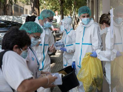 Personal sanitario del Centro de Atención Primaria de Ripollet realizando test covid el primer verano de pandemia.
