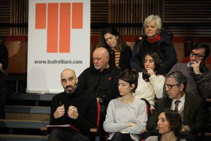 El nuevo director del Lliure, Juan Carlos Martel (izquierda) junto a la nueva adjunta a la dirección artística, Georgina Oliva, y el presidente del Patronato, Ramon Gomis, ayer en la presentación de su proyecto, rodeados de trabajadores del teatro.