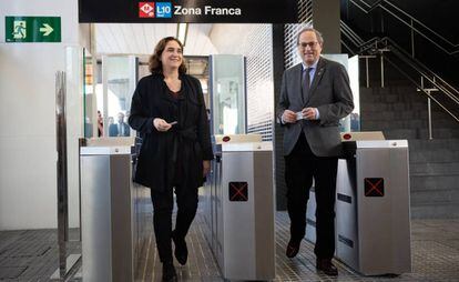 La alcaldesa de Barcelona, Ada Colau, y Quim Torra inauguran la estación Zona Franca de la L10 Sud del Metro de Barcelona, este sábado.