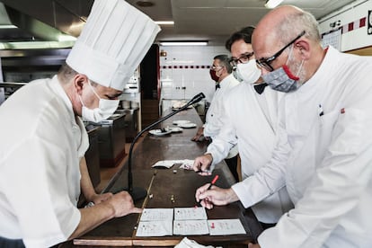 Raimon Braun Rexach y su equipo pasan comandas en el servicio de almuerzo del Restaurant Hispania el pasado mes de junio.
