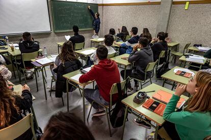 Estudiantes de Bachillerato siguen una clase de Filosofía en un instituto valenciano.