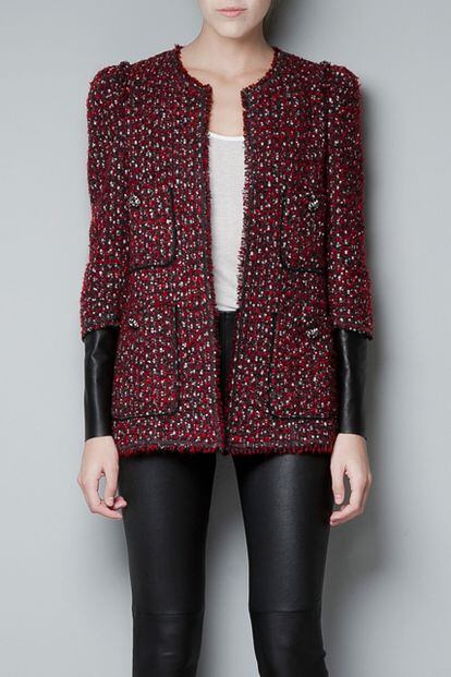 Chaqueta de tweed con mangas de cuero, de Zara (79,95 euros).