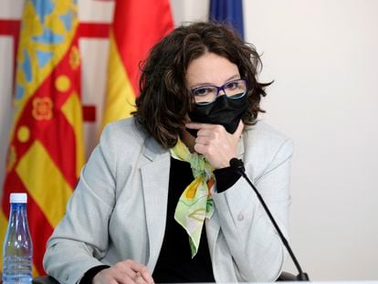 La vicepresidenta y Portavoz del Gobierno valenciano, Mónica Oltra, durante una rueda de prensa tras el Pleno del Consell.