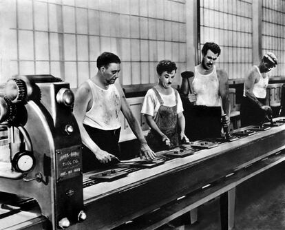 Charles Chaplin es en 'Tiempos modernos' un trabajador en cadena de una fábrica deshumanizada. Foto: Alamy