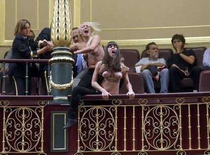 Mientras los ujieres trataban de sacar a dos de las mujeres por la fuerza, ellas insisten en la protesta y continúan con los gritos de reivindicación del derecho al aborto.