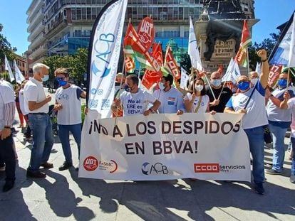 Concentración en la Plaza Isabel la Católica de Granada de trabajadores de BBVA con el ERE planteado.