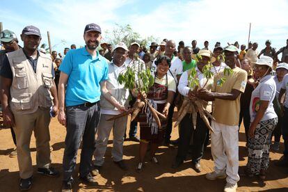 Álvaro Lario, presidente del FIDA, durante una visita al procesado de tapioca en Madagascar.