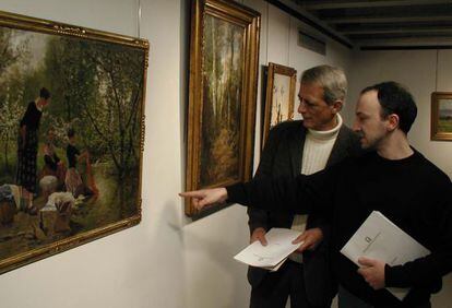 David Santaeulària, a la derecha, en el museo, junto al exalcalde de Olot Lluís Sacrest.