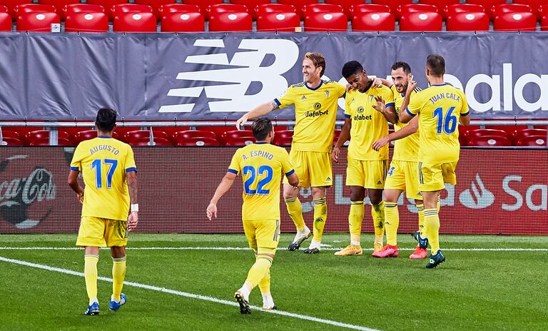Los jugadores del Cádiz celebran el gol en su partido contra el Athletic de Bilbao en San Mamés este jueves