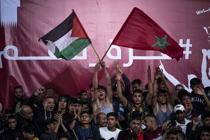 Jóvenes ondean la bandera marroquí y la palestina durante el partido de Marruecos contra Portugal, el sábado en Gaza. 
