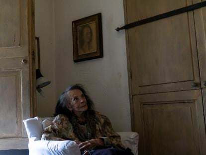 La pintora Lucinda Urrusti en su hogar, en Xochimilco, Ciudad de México, en 2022.