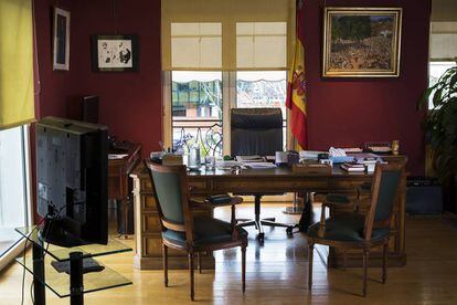 Mesa del despacho del director del Gabinete de Rajoy, José Luis Ayllón. En los 80 fue el de Alfonso Guerra.