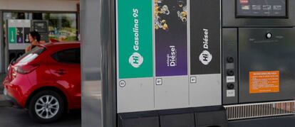 Detalle del surtidor de una gasolinera.