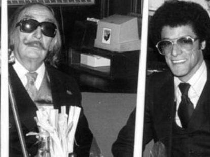 El diseñador de portadas musicales Izzy Sanabria junto a Salvador Dalí.