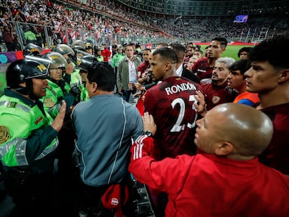 Policías peruanos encaran a jugadores y técnicos de la plantilla venezolana, durante el partido del pasado 21 de noviembre, en Lima (Perú).