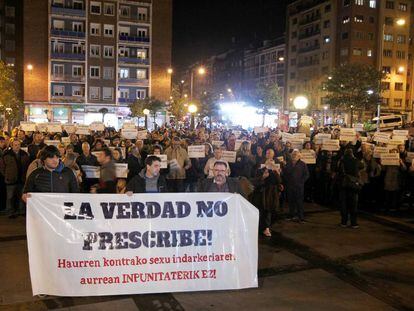 Medio millar de personas se concentraron ayer en Bilbao en solidaridad con las víctimas de abusos de los salesianos de Deusto. 