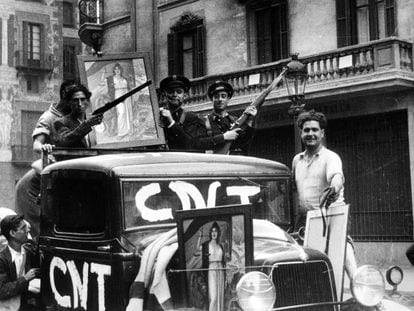 Miembros de la CNT y guardias de asalto, en las calles de Barcelona el 19 de julio de 1936.