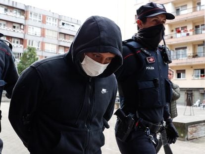 El arrestado por la muerte de varios hombres en Bilbao es custodiado por agentes de la Ertzaintza tras registrar un piso en la localidad guipuzcoana de Irun (Gipuzkoa), en mayo de 2022.