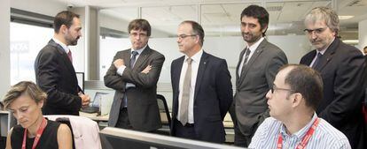 El presidente de la Generalitat, Carles Puigdemont, durante la visita a la Agencia de Ciberseguridad de Cataluña.