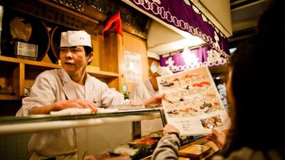 Un restaurante de Sushi en el mercado de pescado de Tsukiji, en Tokio.