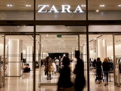 FILE PHOTO: Shoppers walk past a Zara clothes store, part of the Spanish group Inditex, in Las Palmas de Gran Canaria, Spain, December 13, 2022. REUTERS/Borja Suarez/File Photo