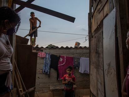 Una familia en la ocupación 'Esperança' en Osasco, Brasil.