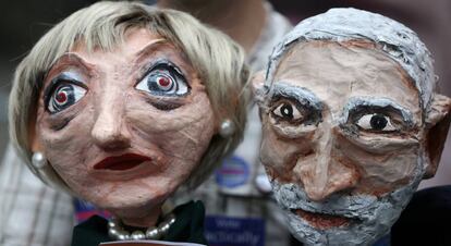 Marionetas de la primera ministra británica, la conservadora Theresa May, y del líder laborista, Jeremy Corbyn.