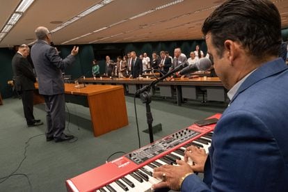 Música en vivo durante el culto semanal que los diputados evangélicos celebran semanalmente en el Congreso. 