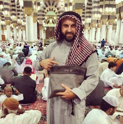 Ben Tzion, supuestamente en la Mezquita del Profeta en Medina.