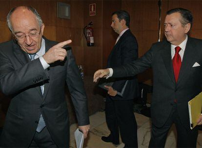 El gobernador, Miguel Ángel Fernández Ordóñez (izquierda), y el consejero delegado del Santander, Alfredo Sáez, ayer en un acto.