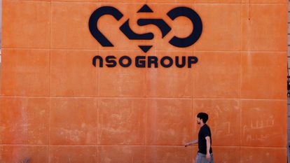Un hombre pasa junto al logo de la empresa cibernética israelí NSO Group en una de sus sucursales en el desierto de Arava, al sur de Israel el 22 de julio de 2021.
