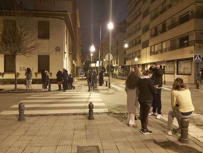 Vecinos en la calle Alhamar en el cruce con calle Mulhacén, en la noche de este martes. JAVIER ARROYO
