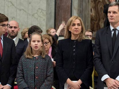 Iñaki Urdangarin, la infanta Cristina y dos de sus cuatro hijos, Irene y Miguel, en el Vaticano, el 6 de enero de 2018. En vídeo, declaraciones de Francisco Sánchez, director del Hogar Don Orione.