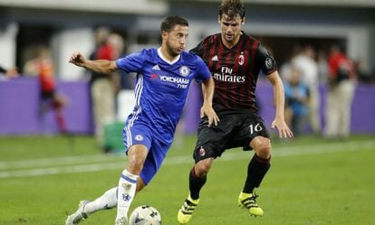 Una de las jugadas del partido del 3 de agosto de la copa internacional de campeones entre Eden Hazard (i) del Chelsea y Andrea Poli (d) del AC Milan.
