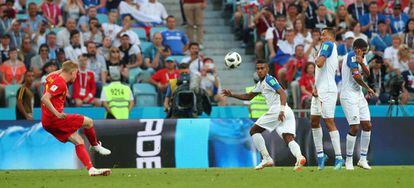 De Bruyne lanza una falta ante Panamá.
