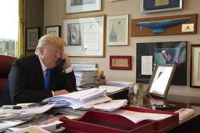 Trump habla con su hija, Ivanka, durante una entrevista con la agencia Associated Press