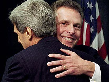 Terry McAuliffe abraza a John Kerry (de espaldas) en Washington en marzo de 2003.