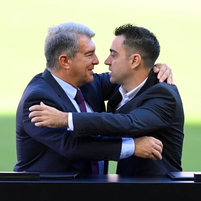 Laporta y Xavi, el día de la presentación de este como nuevo entrenador, en noviembre de 2021. 