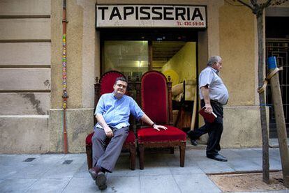 El escritor Sergi Pàmies ante una tapicería tradicional del Eixample de Barcelona.