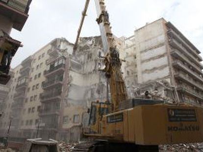 Derribo de un edificio con 84 viviendas, dañado por el seísmo.