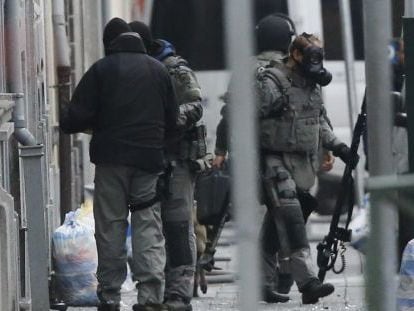 Agentes de polic&iacute;a antidisturbios permanecen en guardia en el distrito de Molenbeek en Bruselas (B&eacute;lgica).