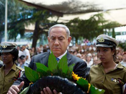 Benjamín Netanyahu deposita una corona de flores en un acto de homenaje a los caídos por Israel en el 65 aniversario del país.