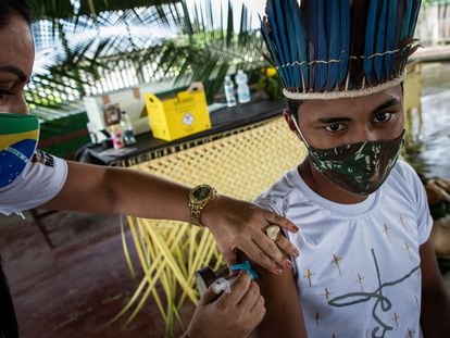 Una trabajadora del Distrito Sanitario Especial Indígena (DSEI) de Manaos vacuna a la joven indígena Ruan Viana, de 18 años, en febrero.