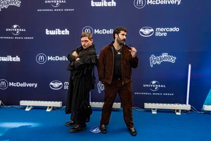 Dario Eme Hace y Sr Cheeto en la alfombra azul de los premios.