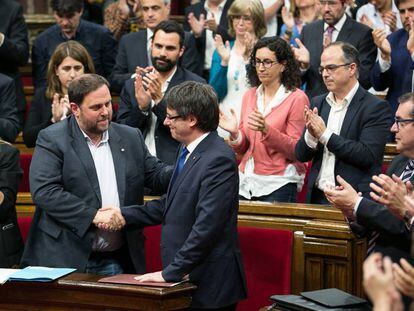 Puigdemont i Junqueras es donen la m&agrave; despr&eacute;s de l&#039;anunci de la q&uuml;esti&oacute; de confian&ccedil;a.