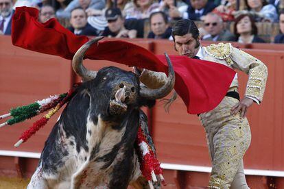 El diestro Morante de la Puebla, durante el primer toro de la corrida del viernes.