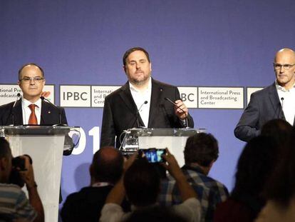Turull, Junqueras y Romeva, durante la presentanción del IPCB en Barcelona.