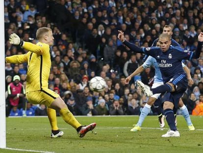 Pepe remata a bocajarro ante Hart.